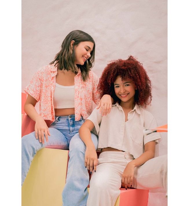 Blusa crop marfil con bolsillo en frente para adolescentes