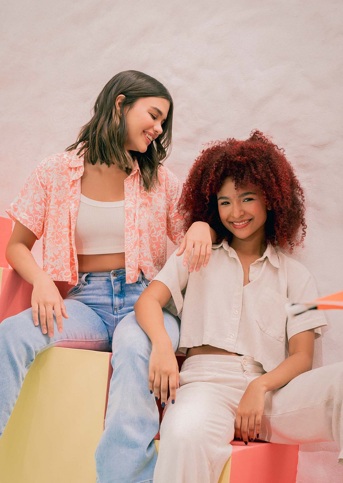 Blusa crop marfil con bolsillo en frente para adolescentes