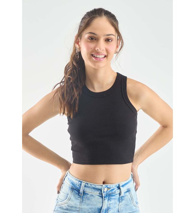 Camiseta negra básica y fondo entero para jóvenes