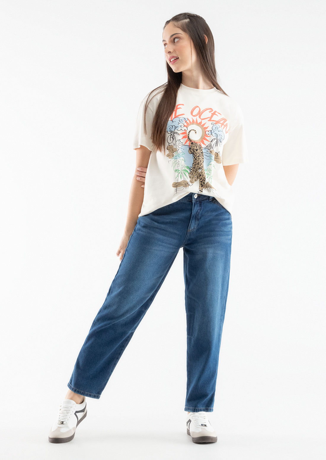 Jean mom jean oscuro con pinzas en rodilla para jóvenes