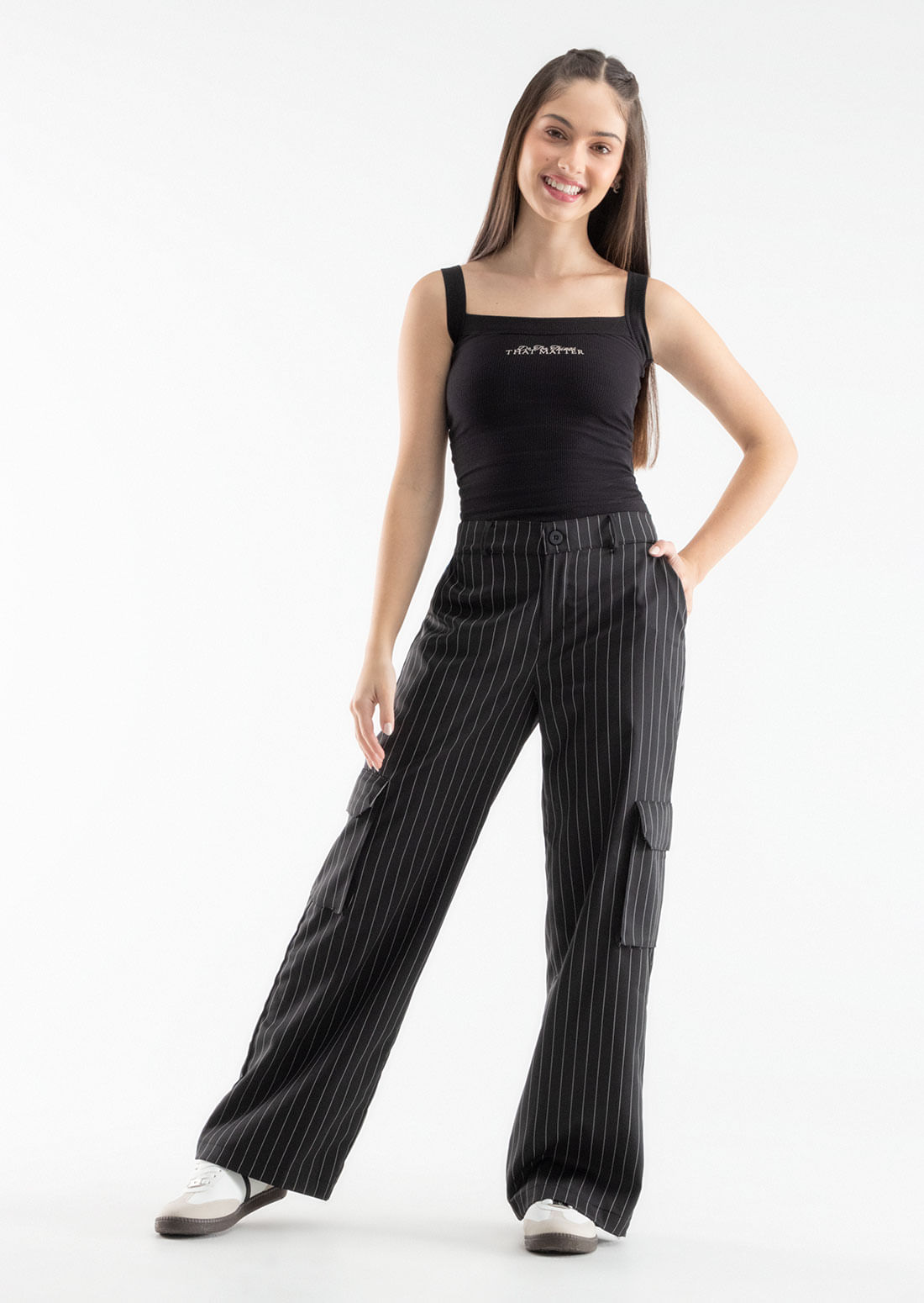 Pantalón cargo negro, bolsillos en costados para jóvenes