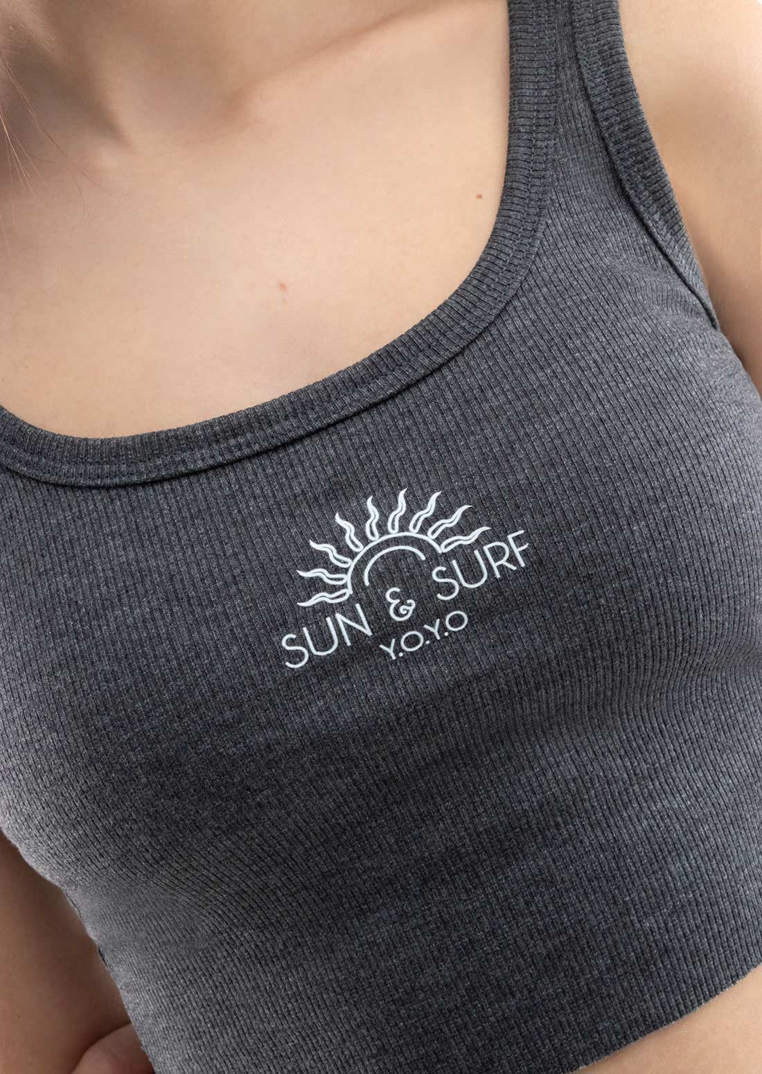Camiseta negra frente estampado para jóvenes