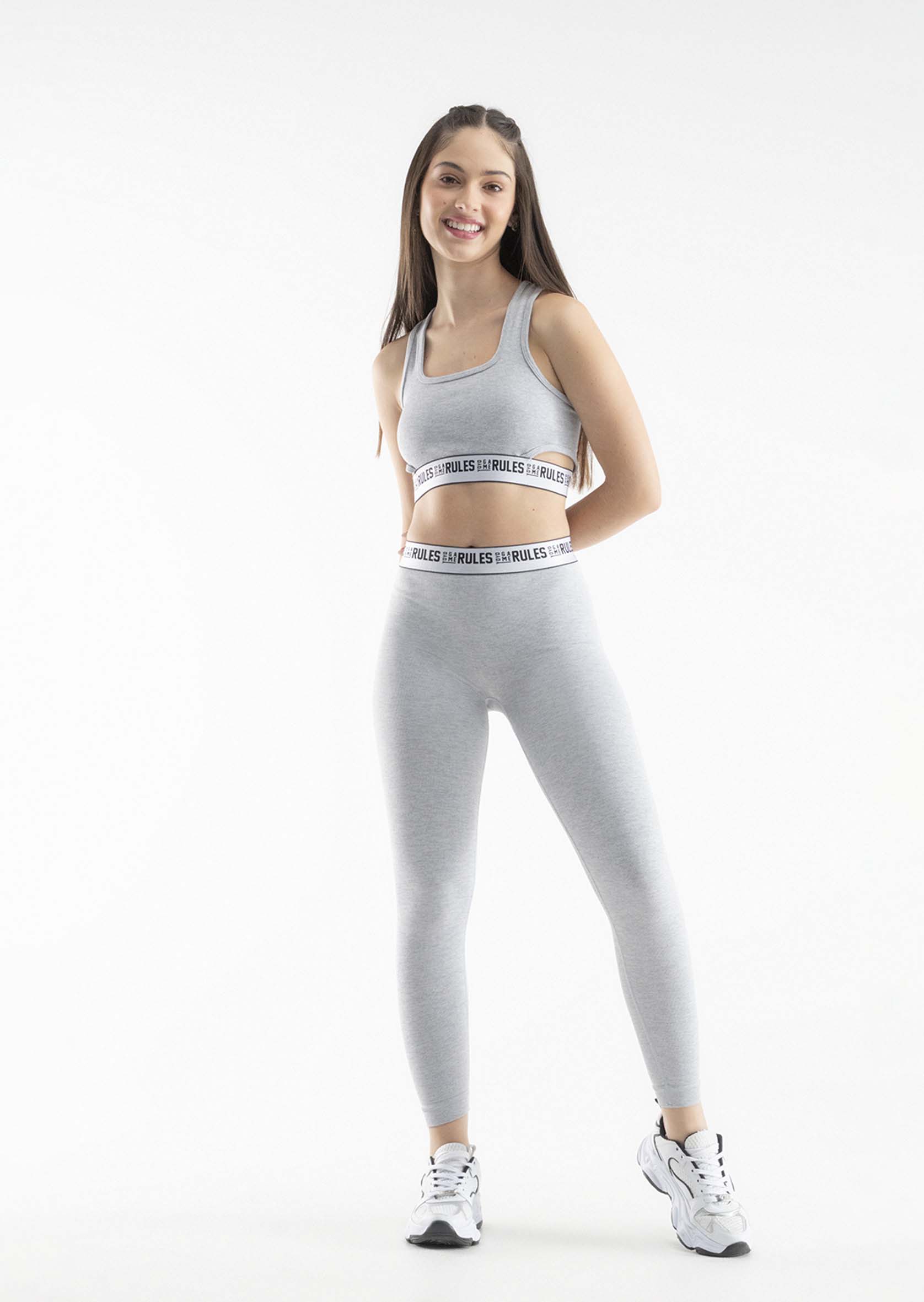 Conjunto gris, camiseta y leggings para jóvenes