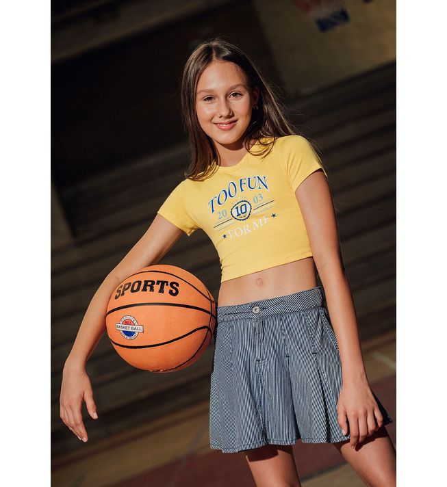 Camiseta amarilla, manga corta y estampada para niñas