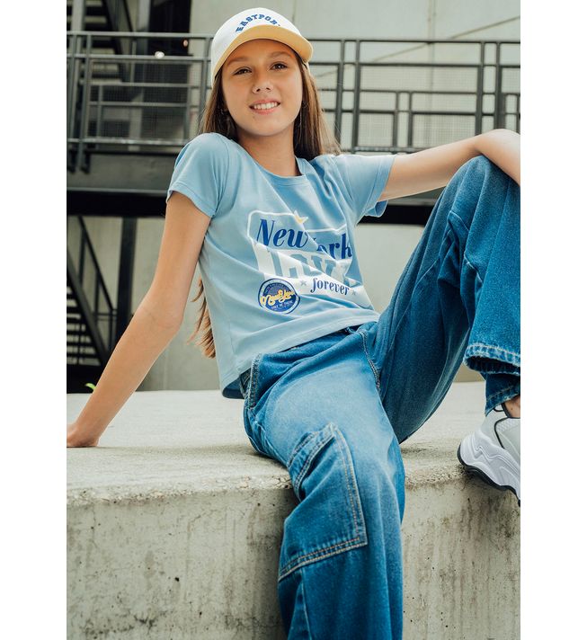 Camiseta azul claro con frente estampado para niñas
