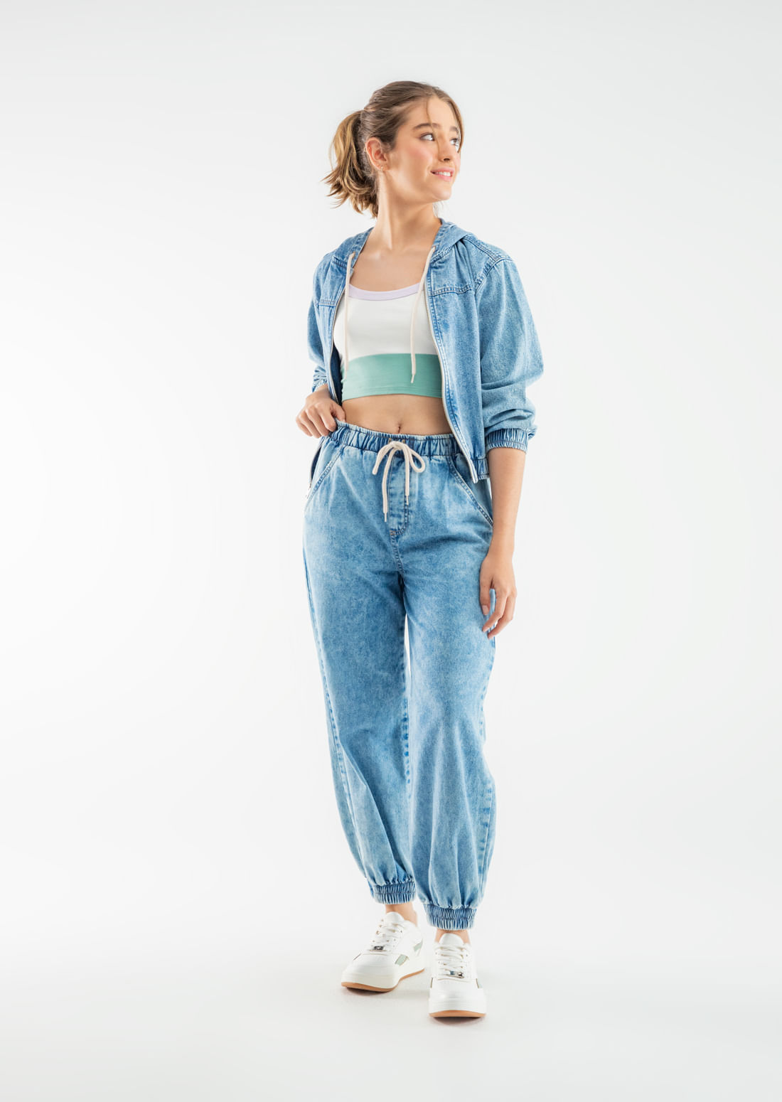 Jogger azul medio en denim para jóvenes