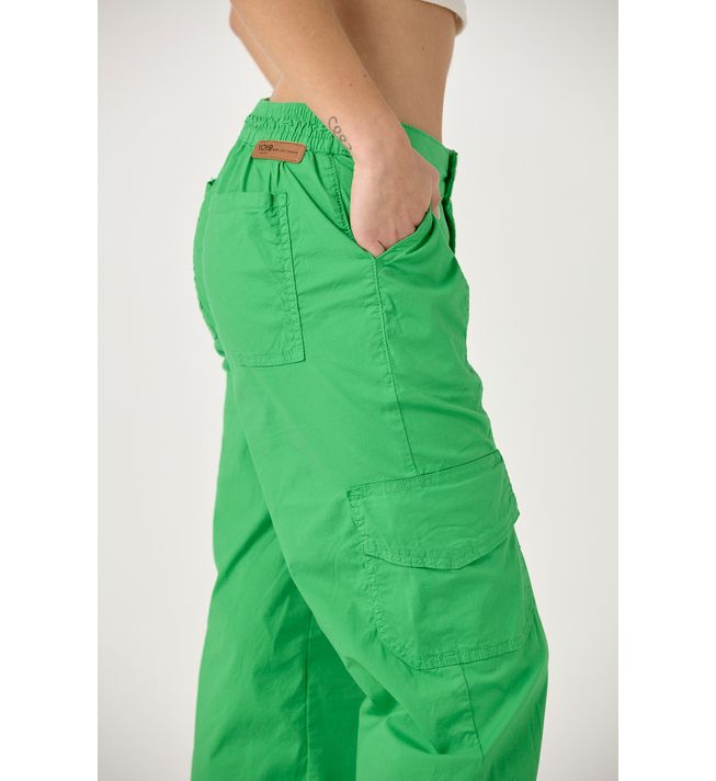 Jogger verde con bolsillo cargo para jóvenes
