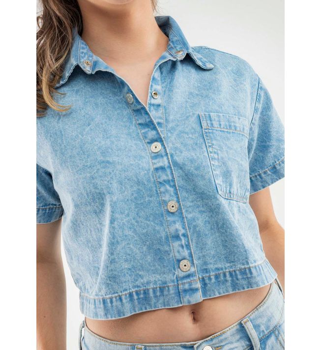 Blusa en denim azul claro con bolsillo en frente para jóvenes