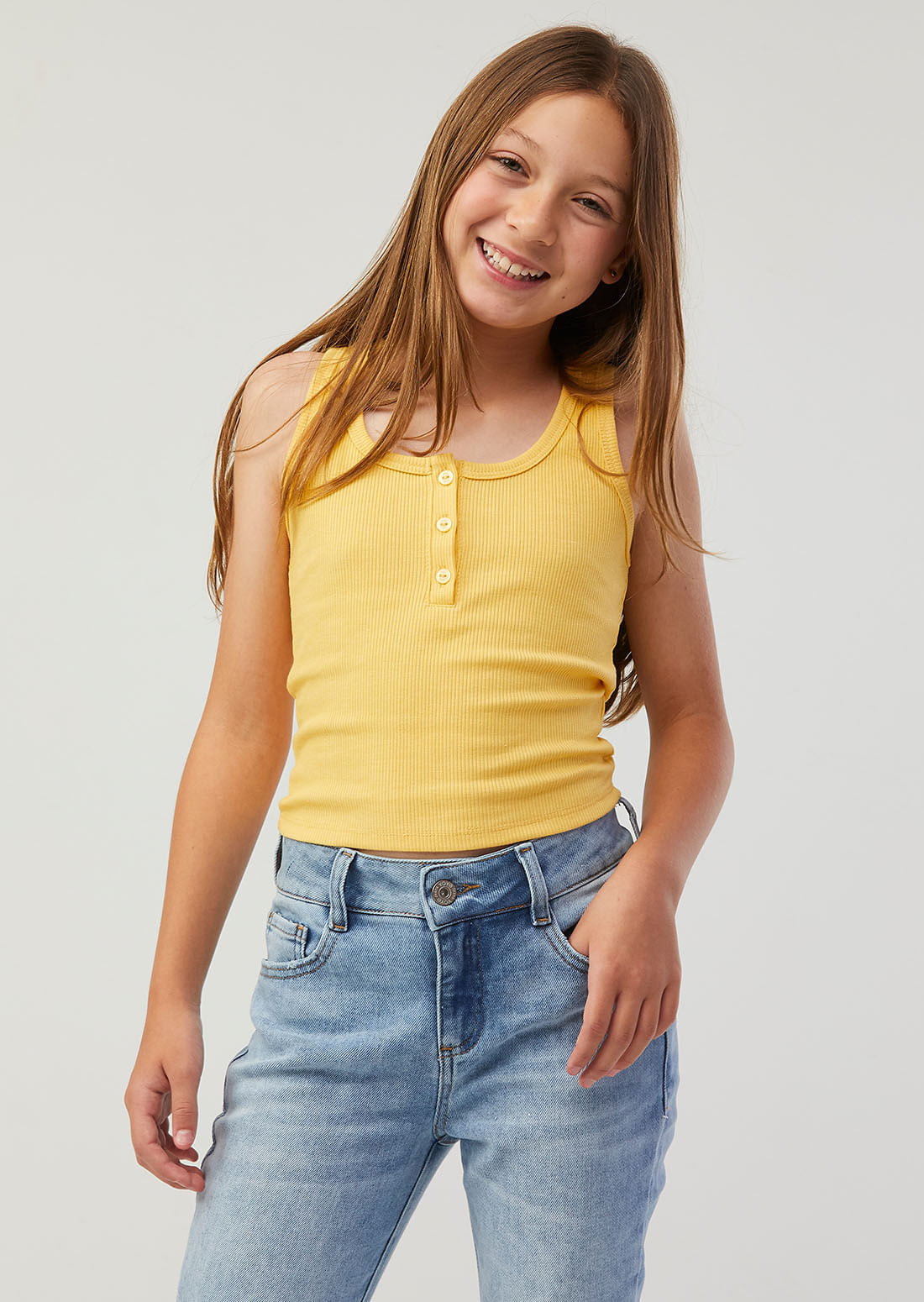 Camiseta amarilla con abertura en frente para niñas
