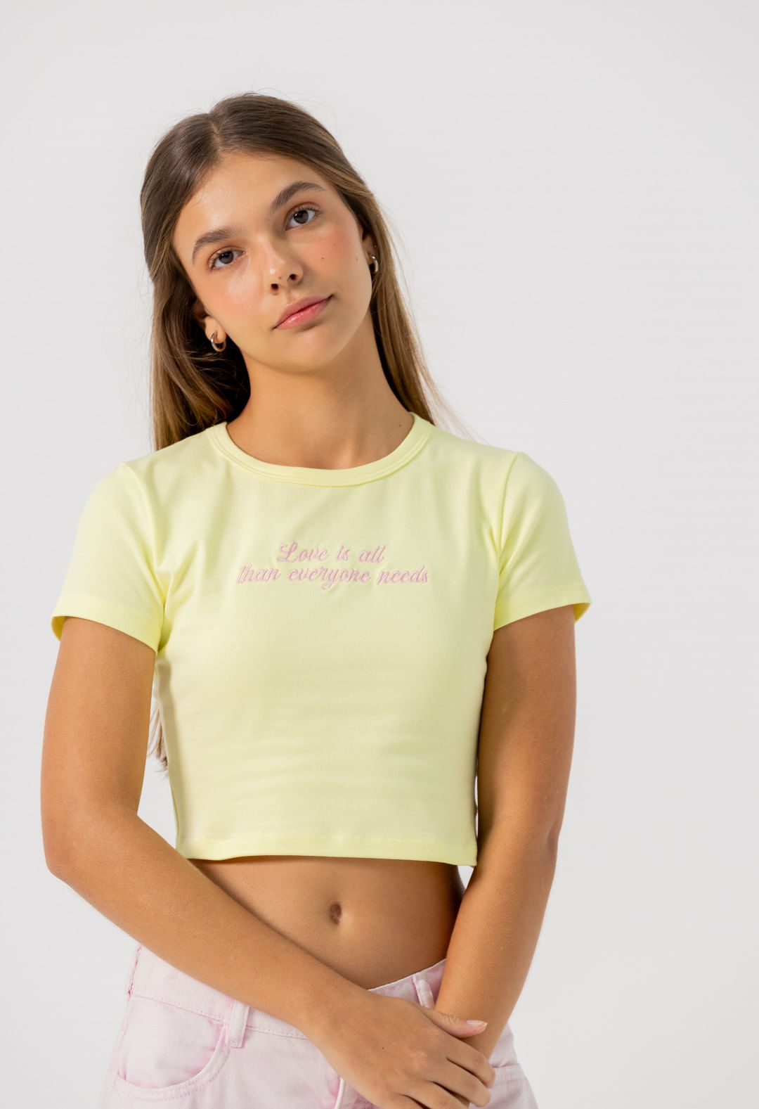 Camiseta amarillo pastel con frente bordado para jóvenes