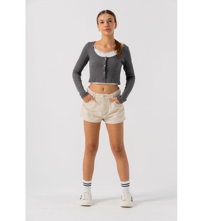 Short marfil con guardapolvo en ruedo para jóvenes