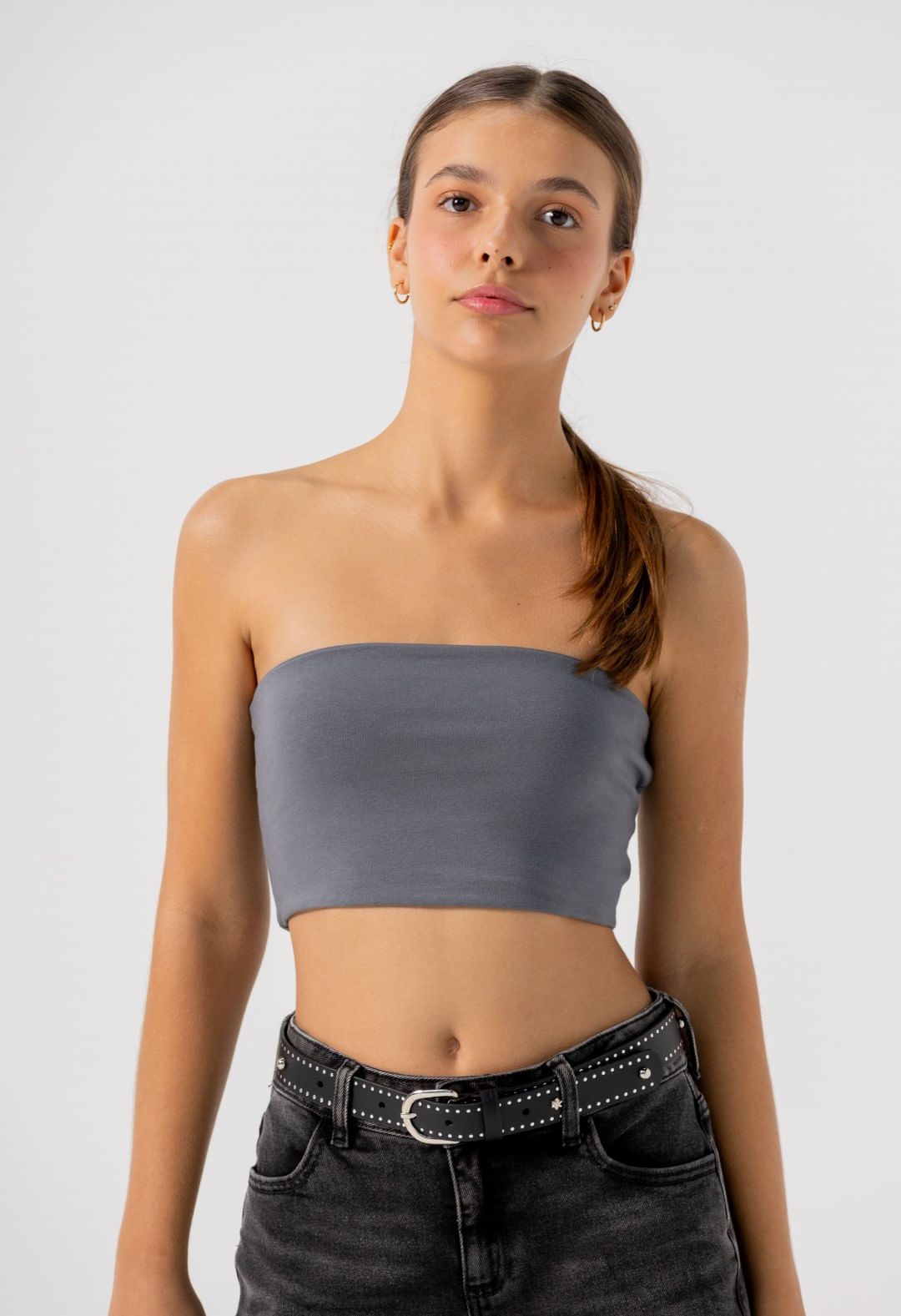 Camiseta strapless gris oscura y silueta ajustada para jóvenes