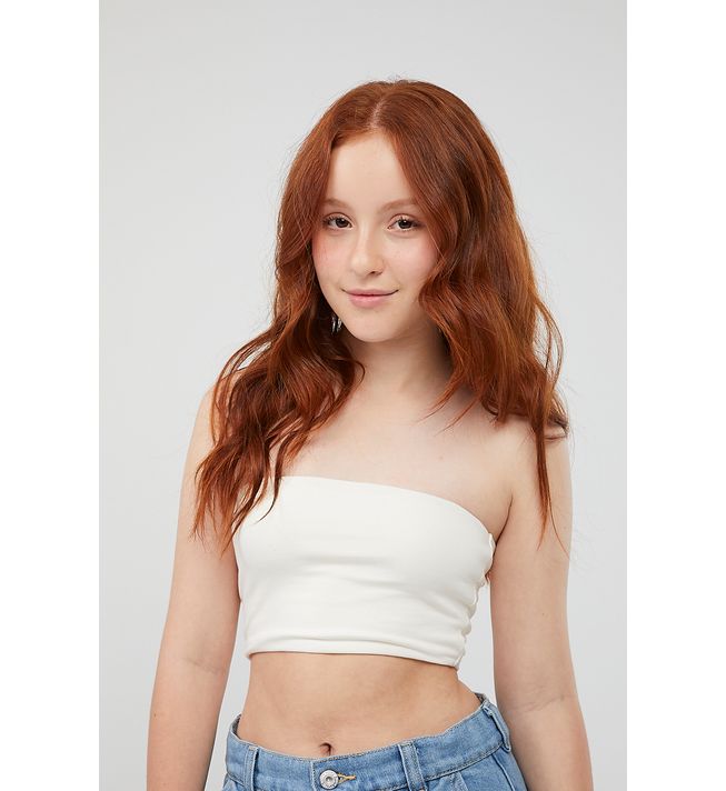 Camiseta strapless marfil y silueta ajustada para jóvenes