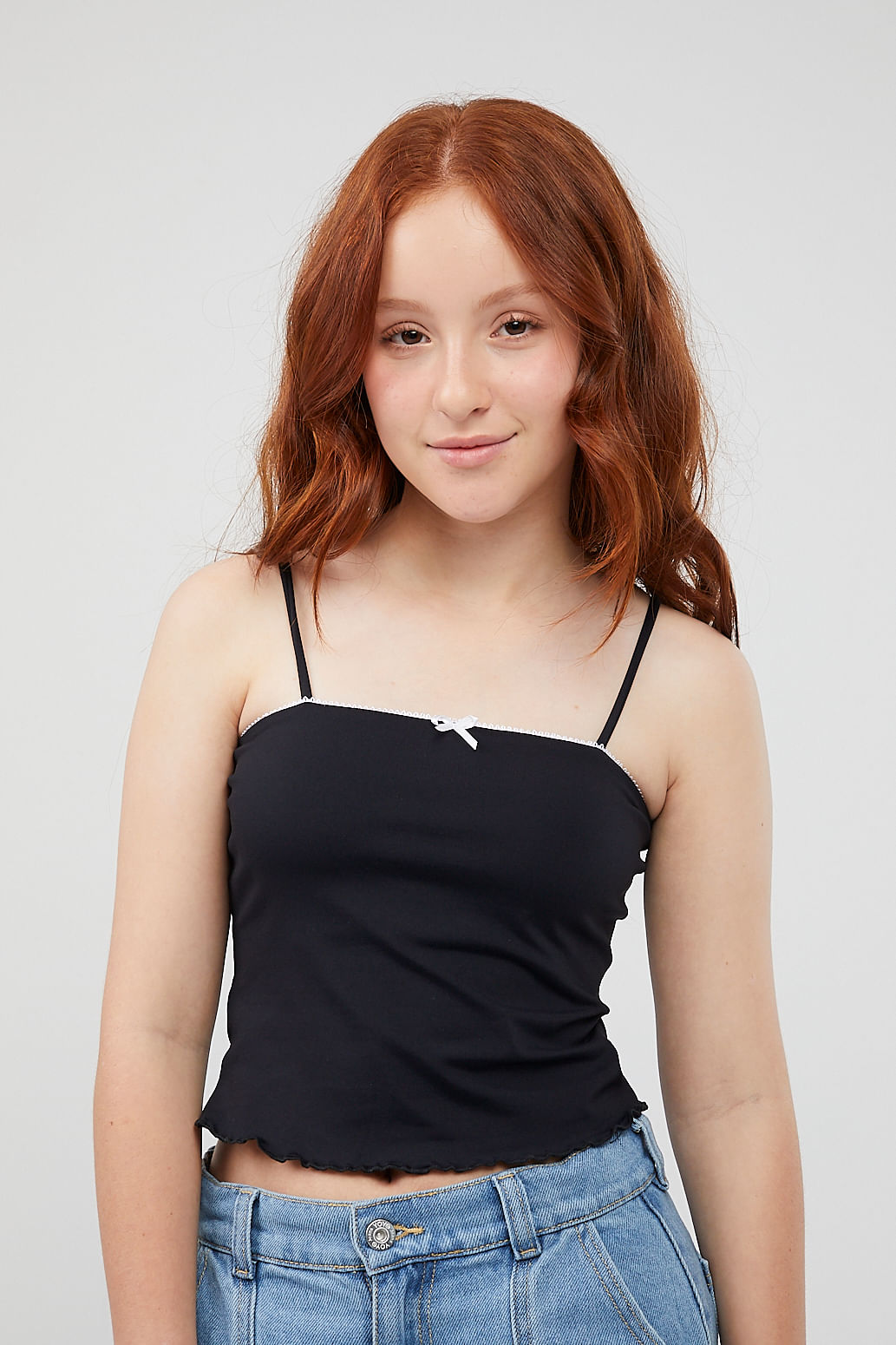 Camiseta negra con moño en frente para jóvenes