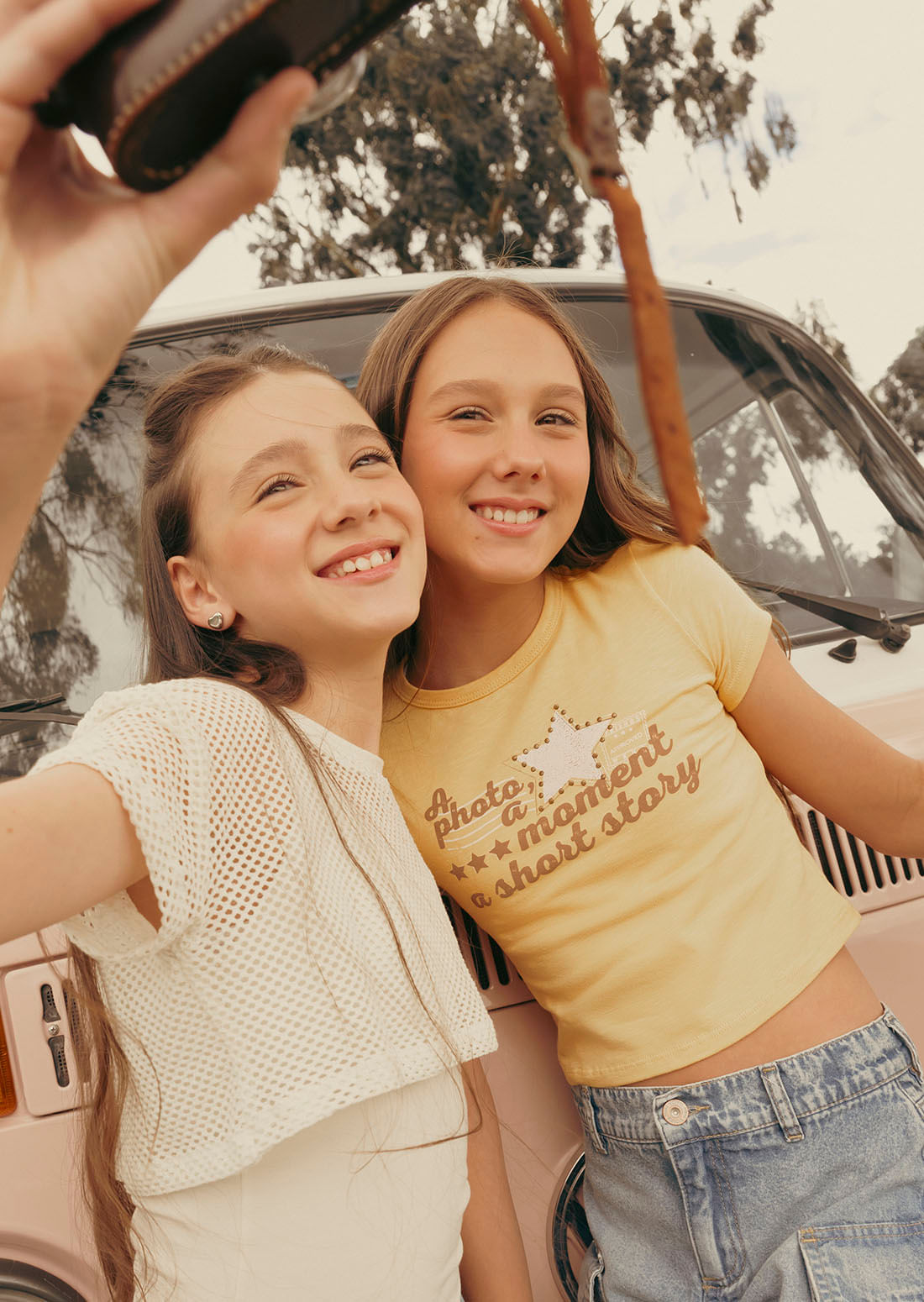 Camiseta crop mostaza estampada para niñas