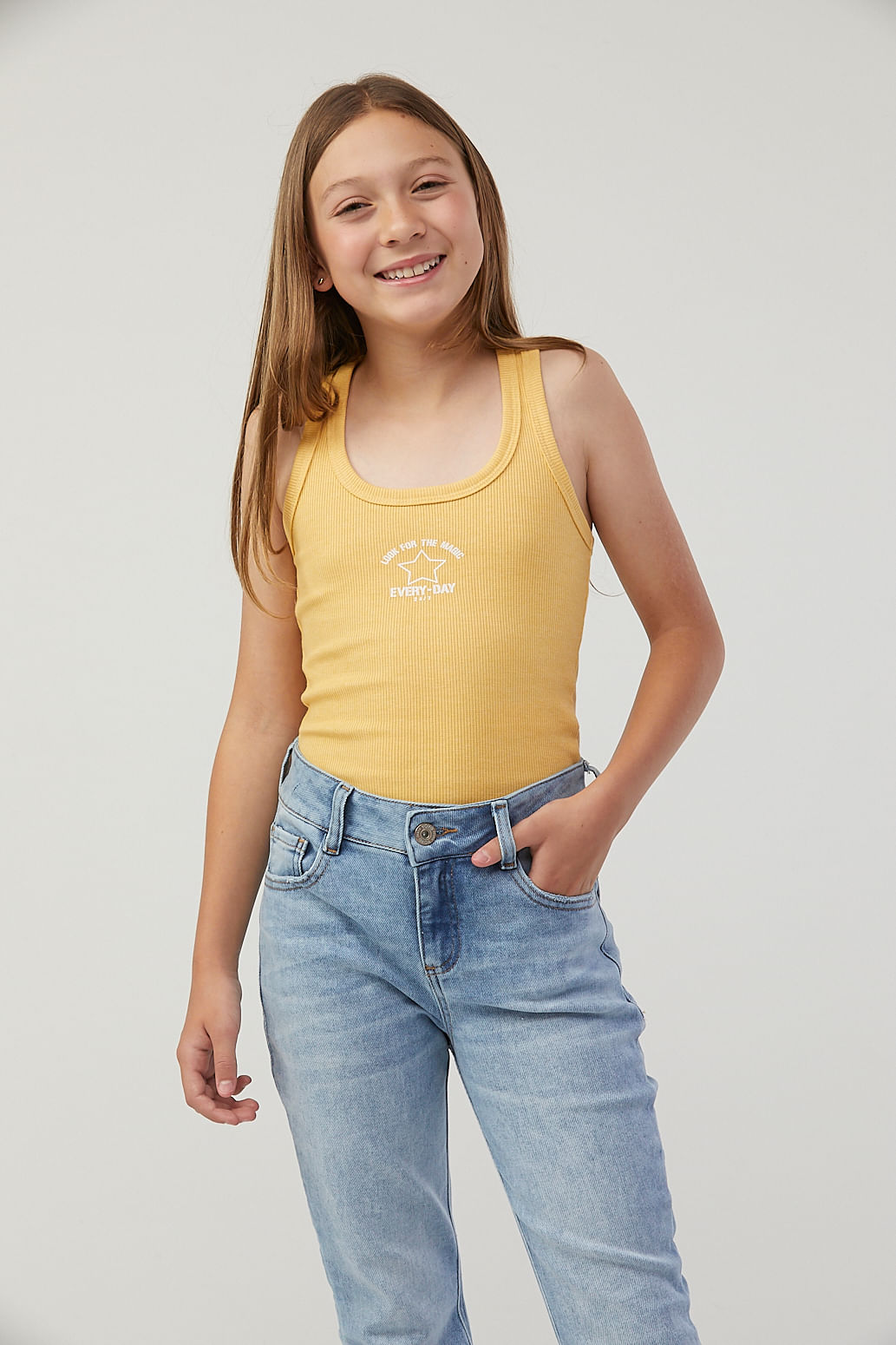 Camiseta mostaza estampada en frente para niñas