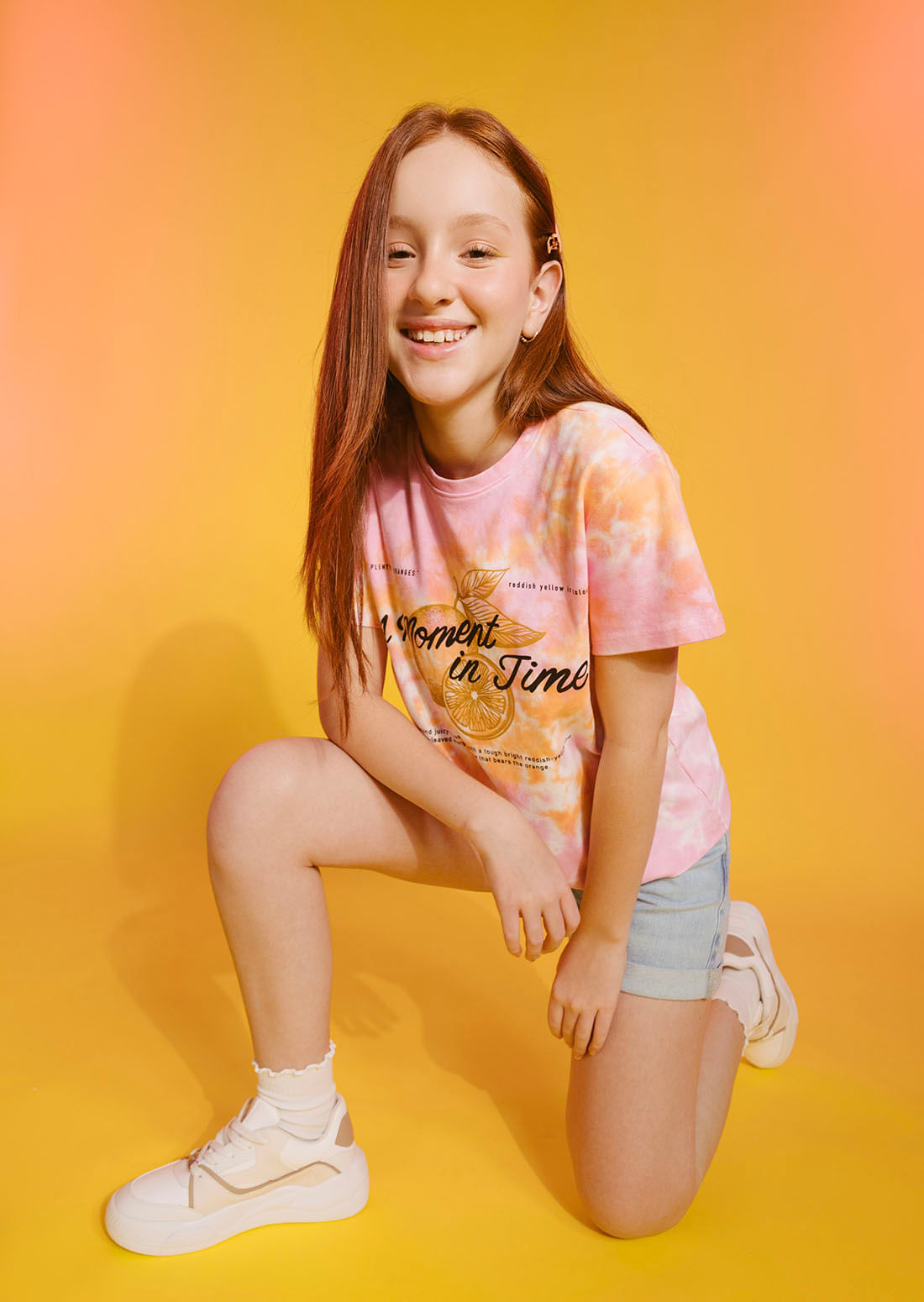 Camiseta rosa teñida con estampado para jóvenes