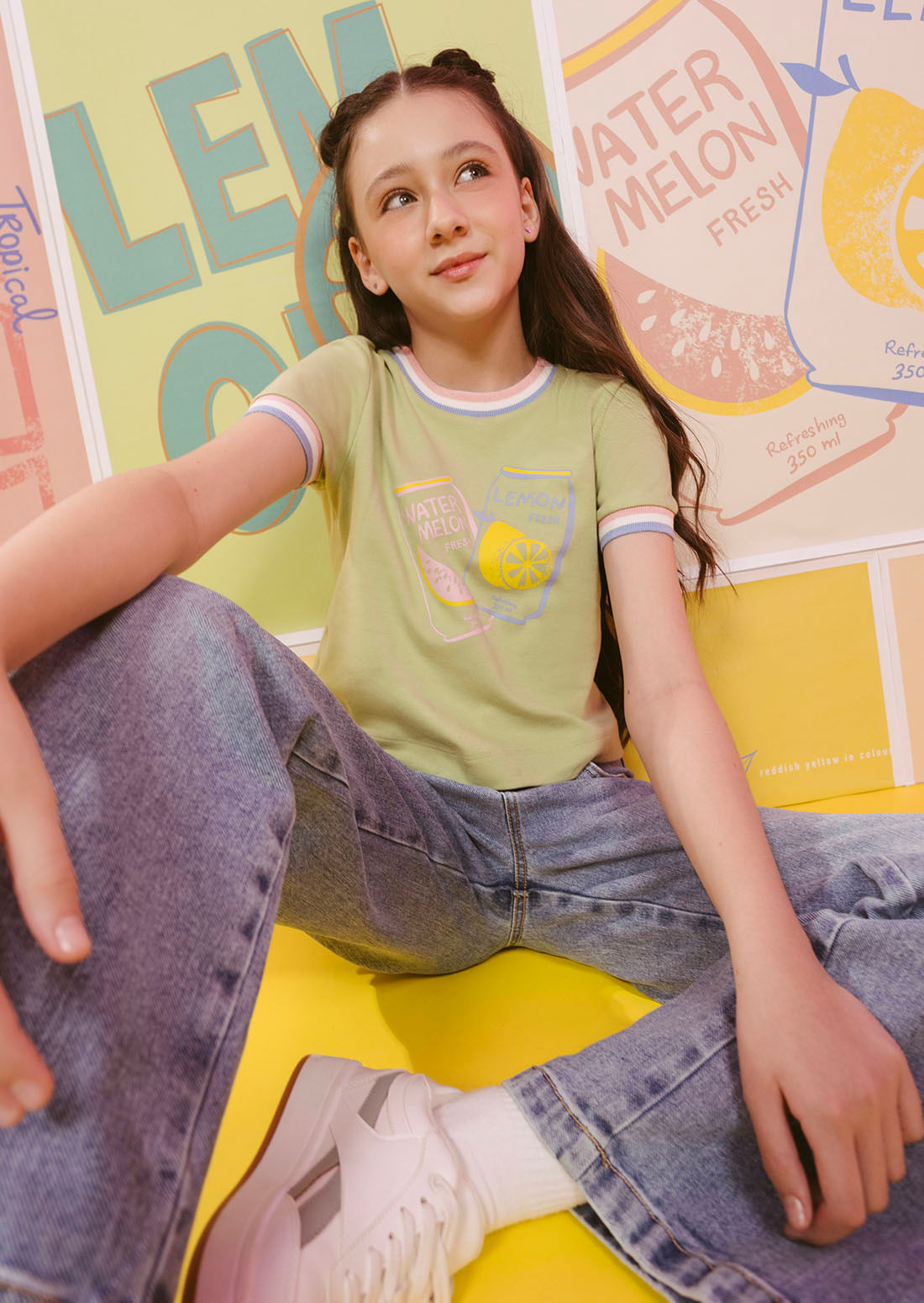 Camiseta verde manzana con rectilíneos en cuello para niñas