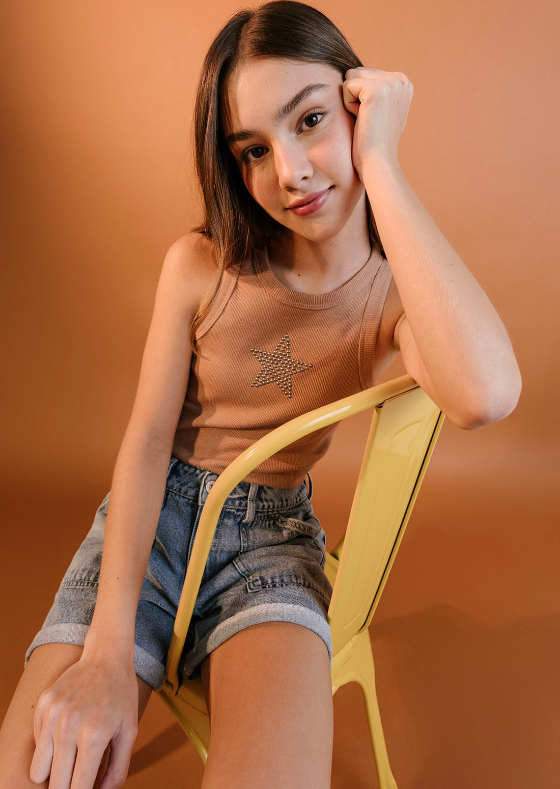Camiseta miel con aplique para jóvenes
