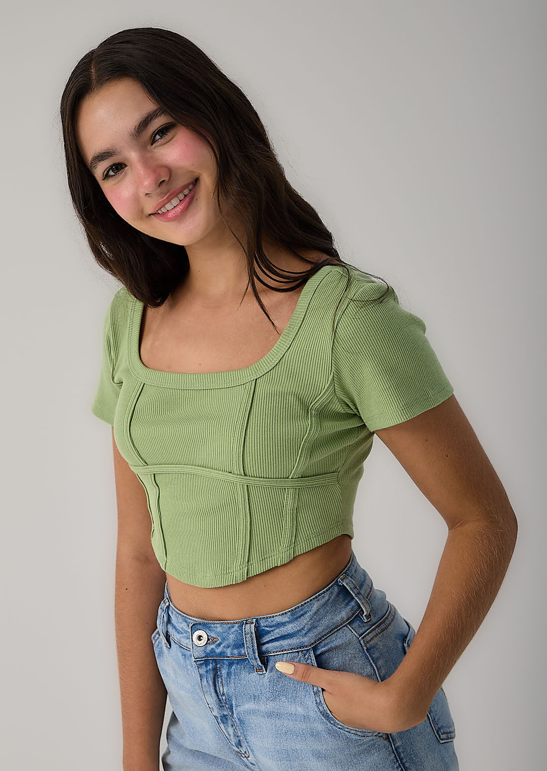 Camiseta verde manzana con cortes para adolescentes