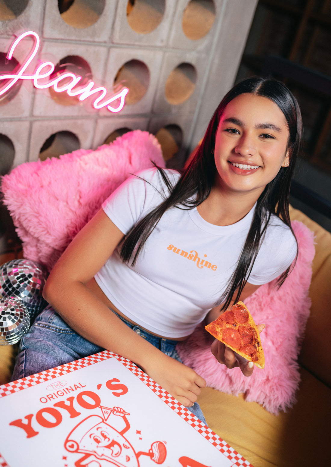 Camiseta blanca con frente estampado para jóvenes