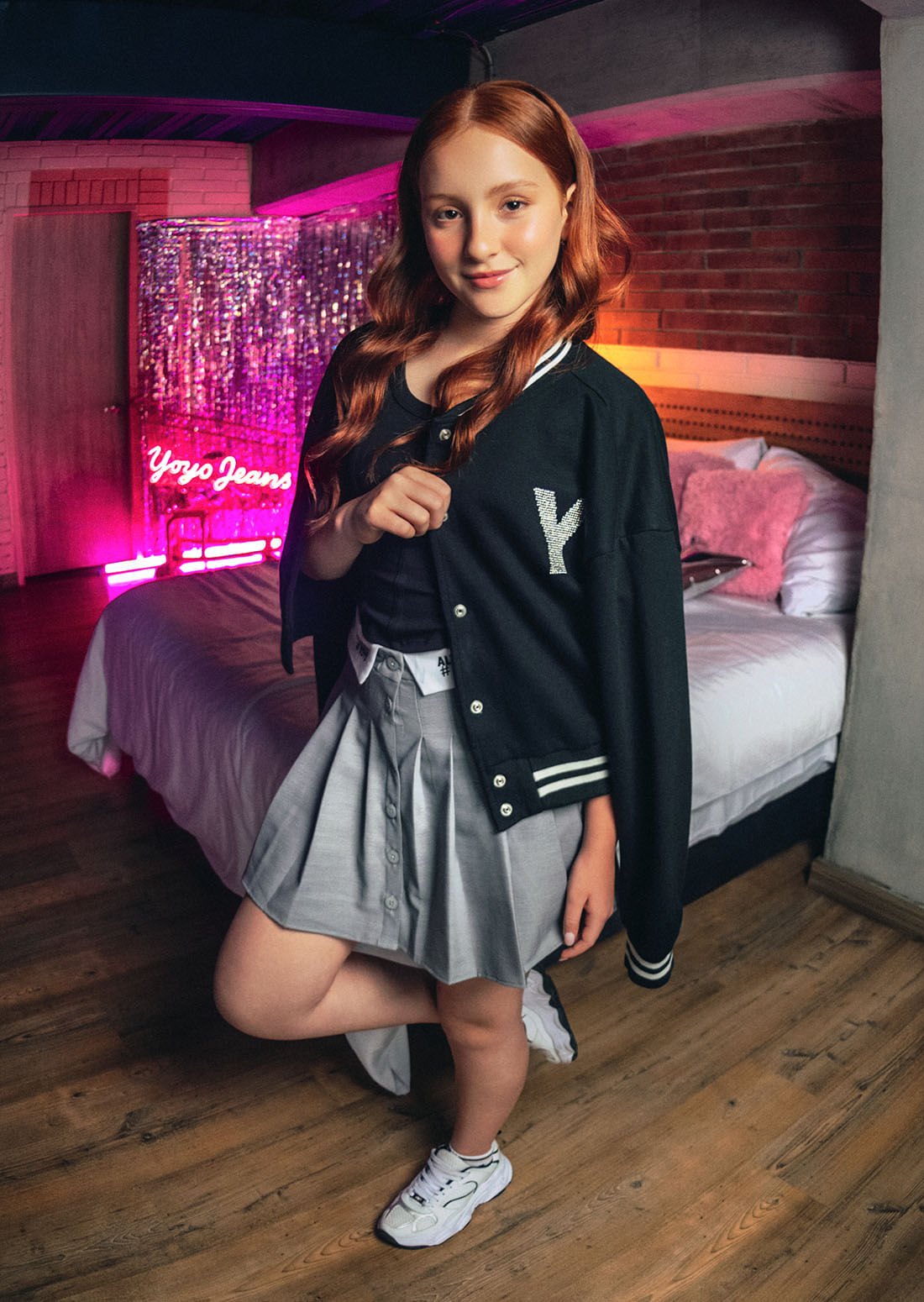 Chaqueta bomber negra con apliques para adolescentes