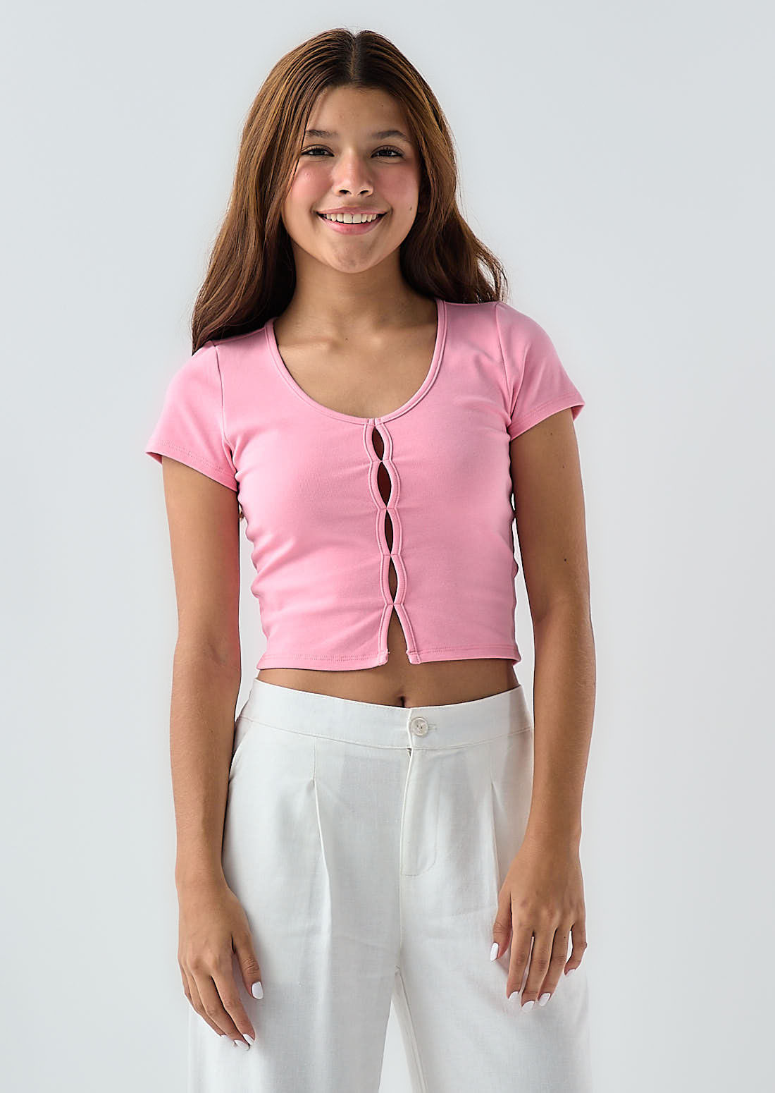 Camiseta rosa medio con abertura en frente para jóvenes