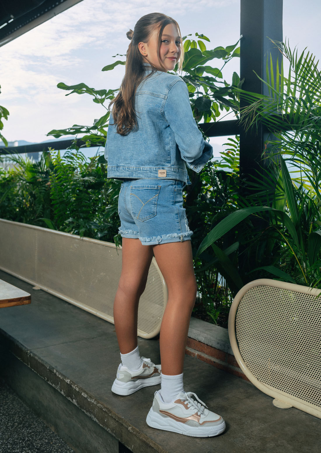 Short con guardapolvo lavado claro para niñas