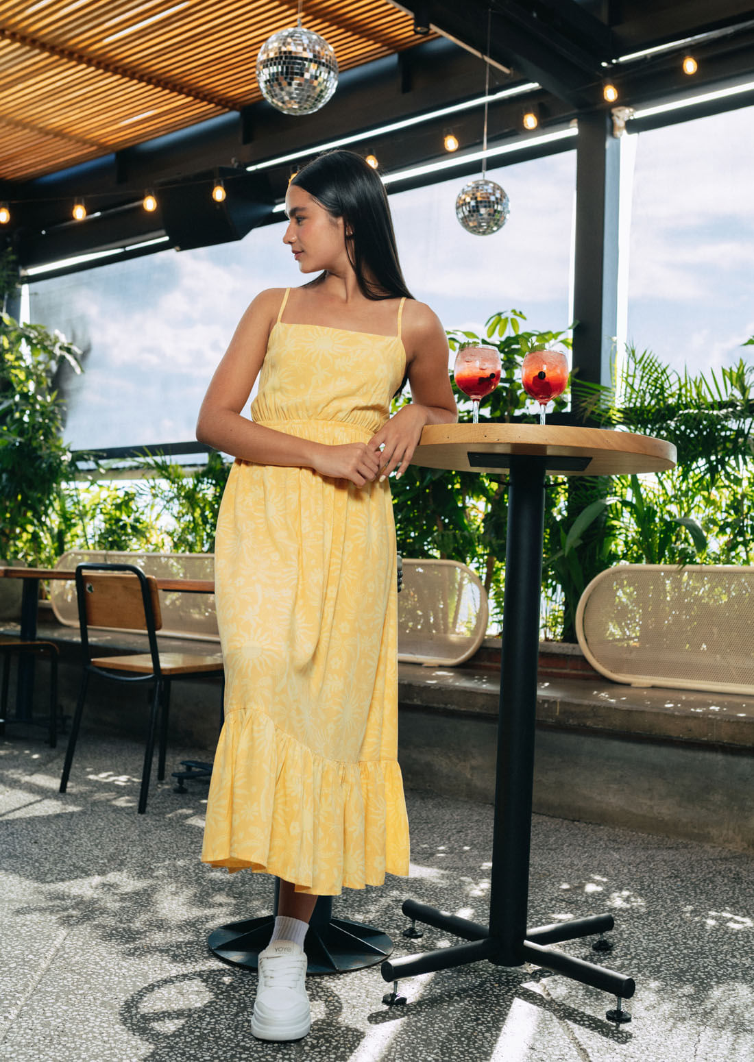 Vestido amarillo con amarre en espalda para jóvenes