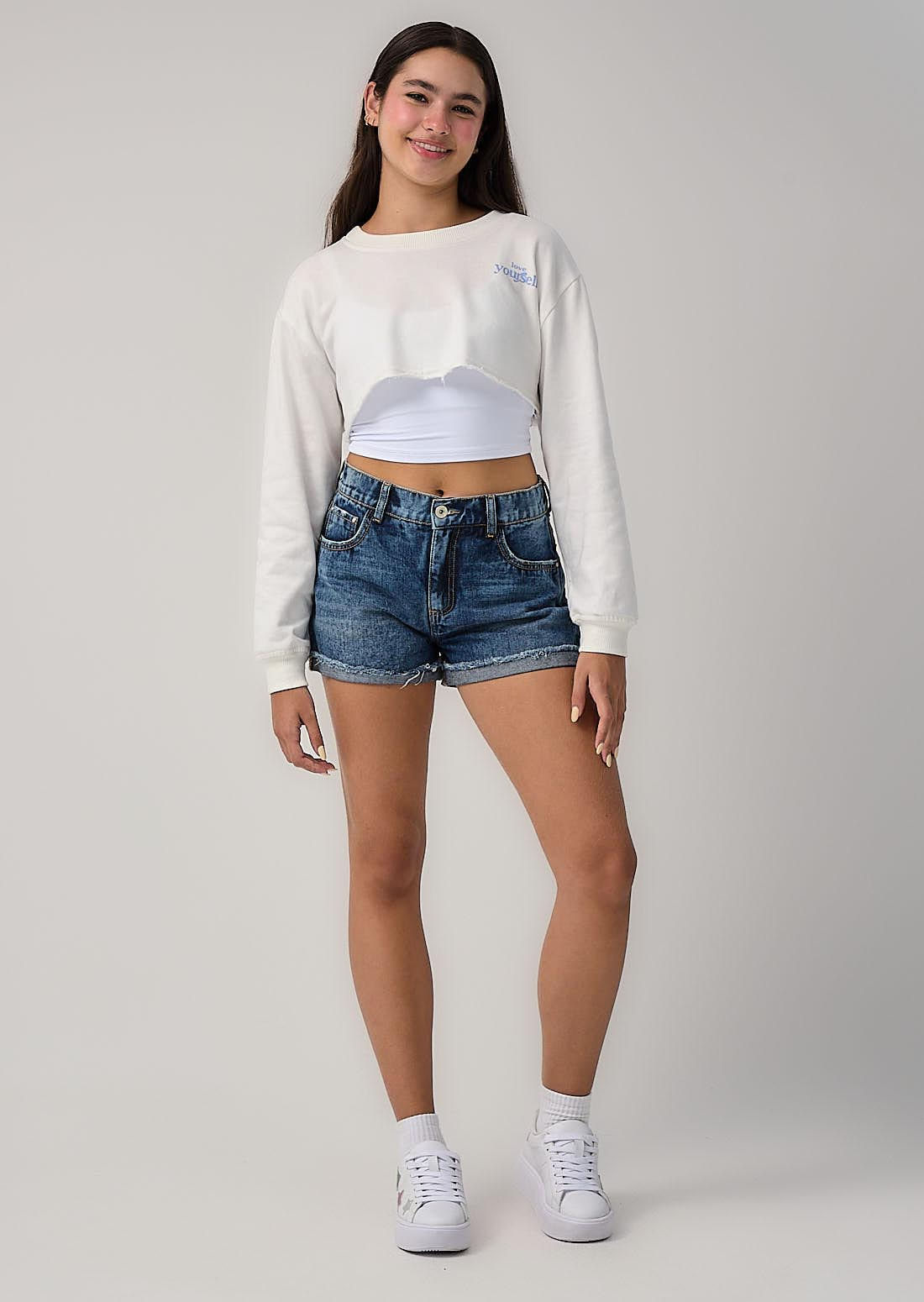 Short medio oscuro con guardapolvo para jóvenes