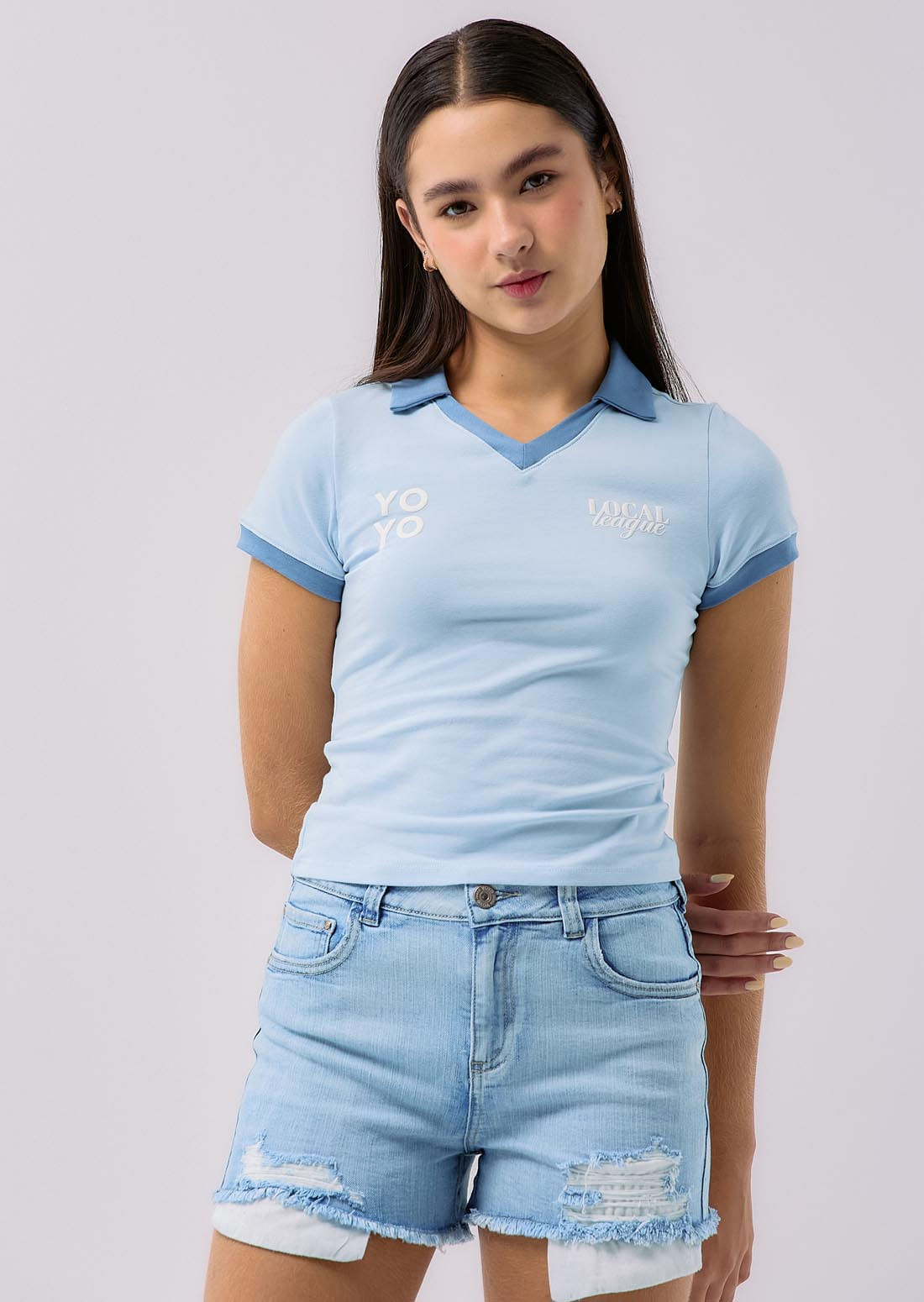Camiseta azul claro cuello en contraste para jóvenes