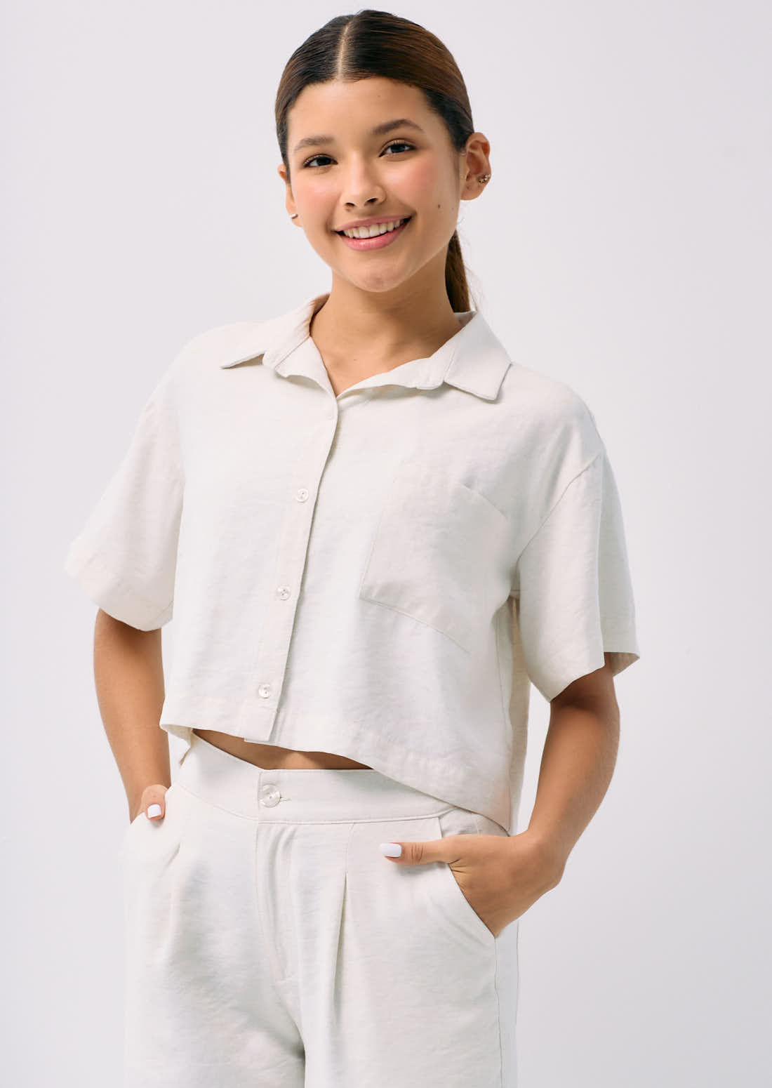 Blusa marfil con bolsillo en frente para adolescentes