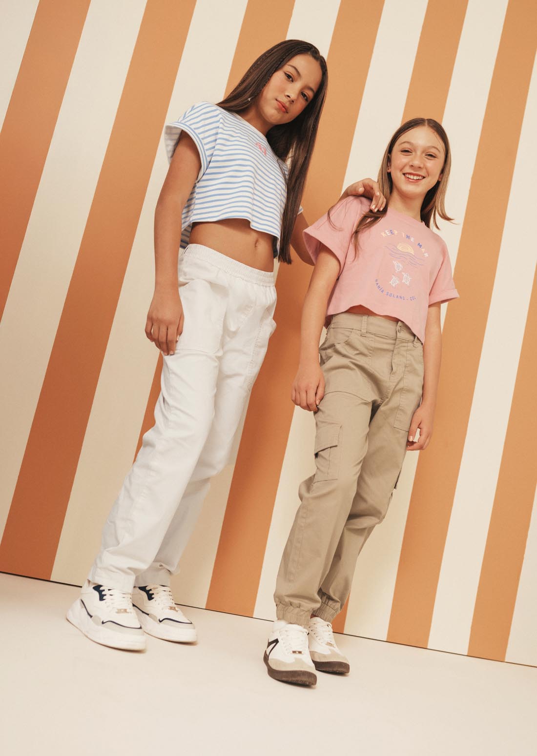 Pantalón marfil con bolsillos tipo parche para niñas
