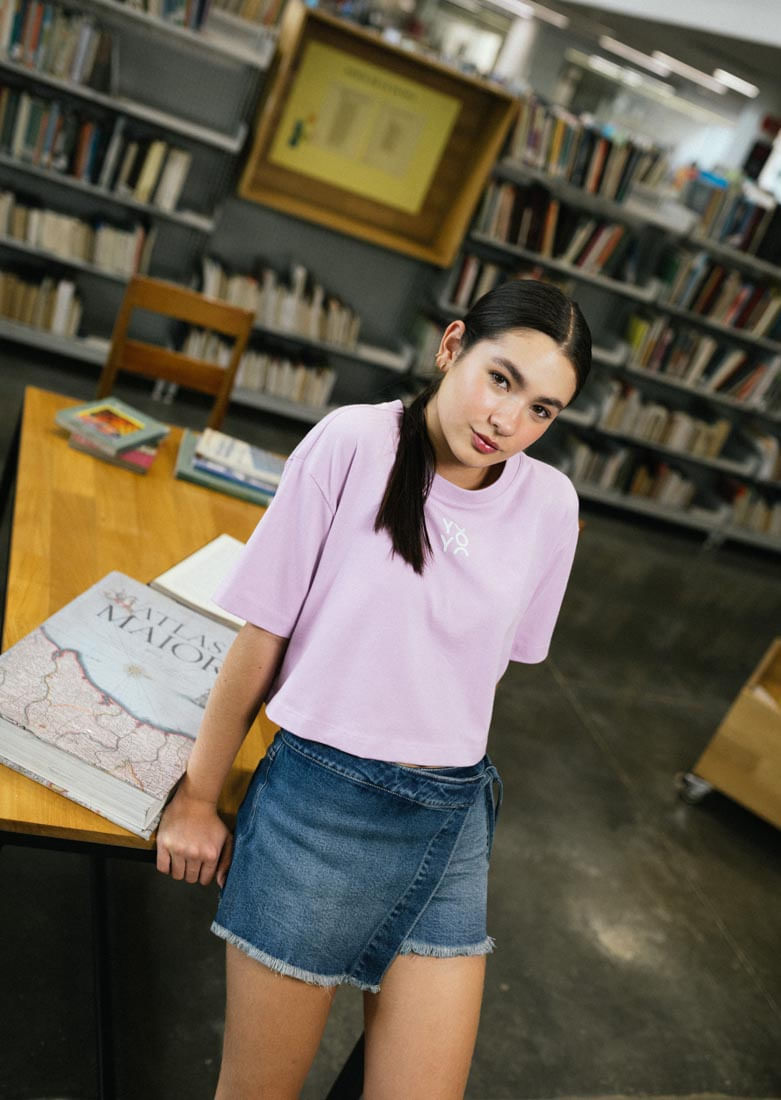 Falda short con bolsillos bordados para jóvenes