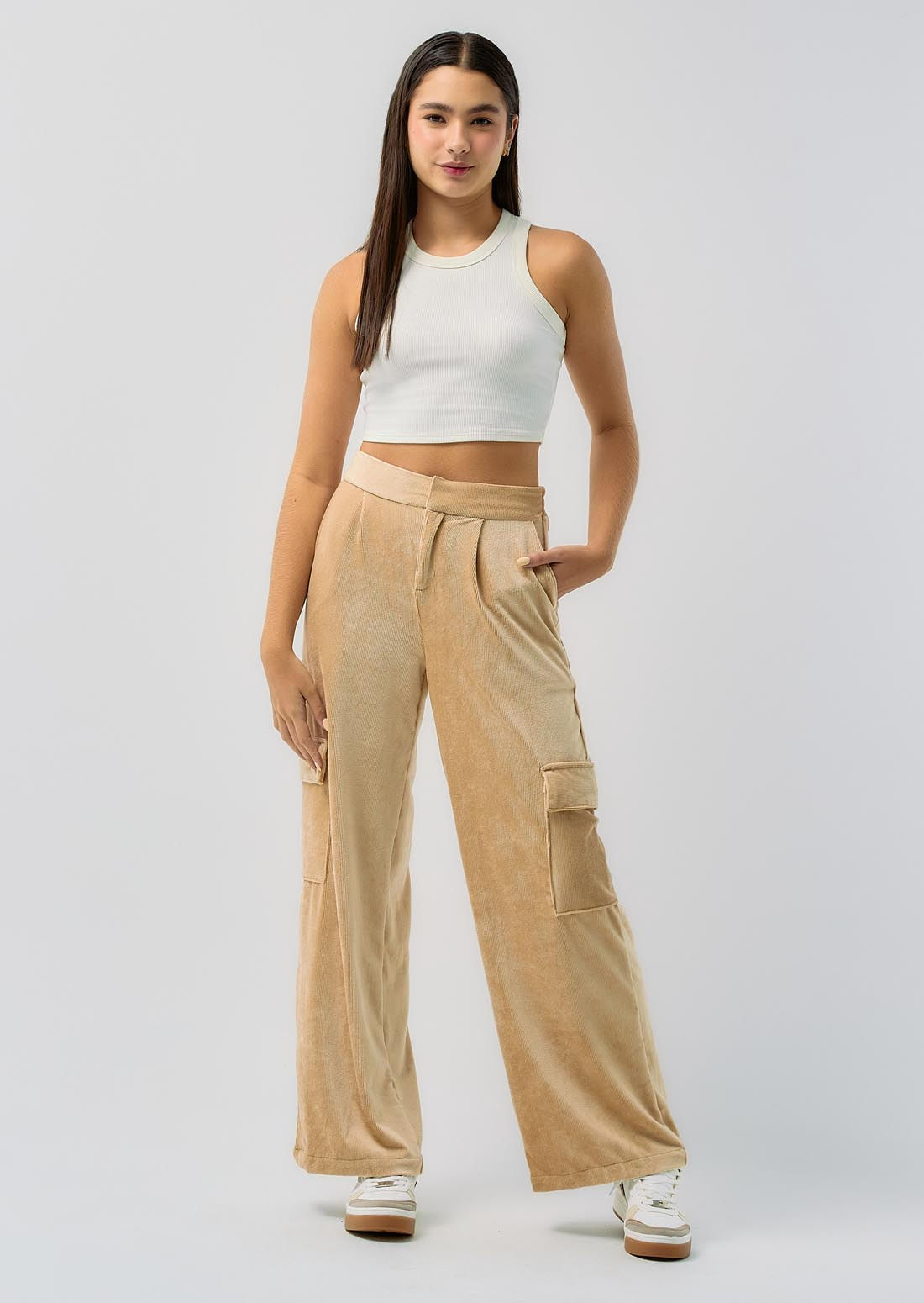 Pantalón arena con bota ancha para jóvenes