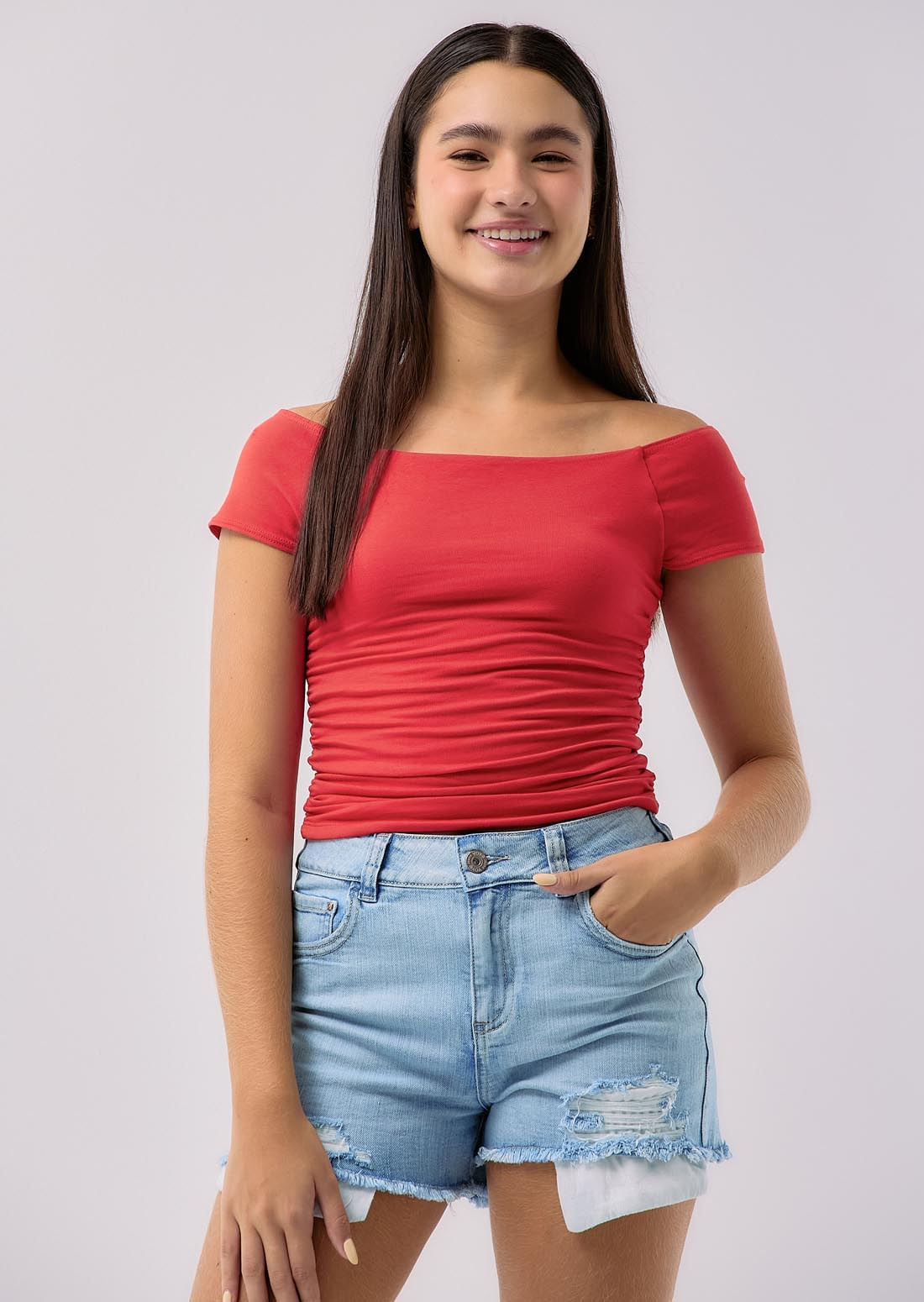 Camiseta roja recogida en costados para jóvenes