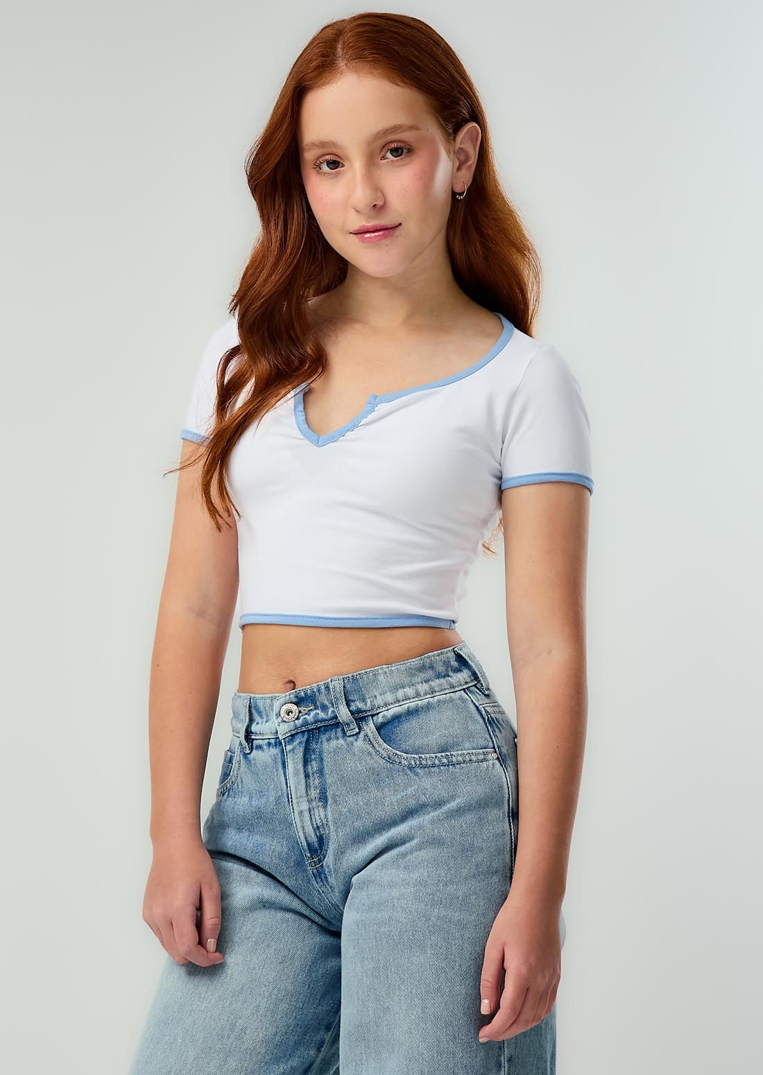 Camiseta blanca con sesgos en contraste para jóvenes