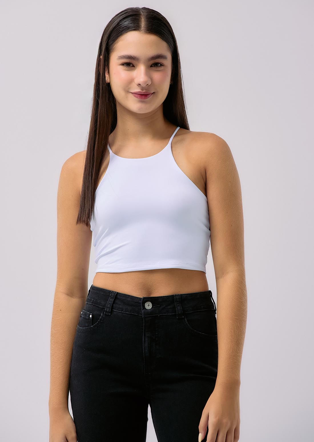 Camiseta blanca de tiras y básica para jóvenes