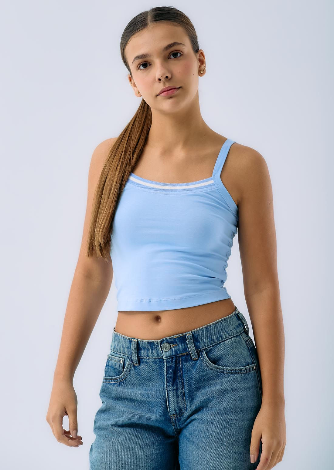 Camiseta azul claro rectilíneo en escote para jóvenes