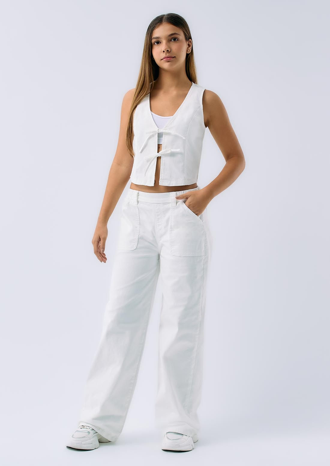 Pantalón marfil bolsillos funcionales para jóvenes