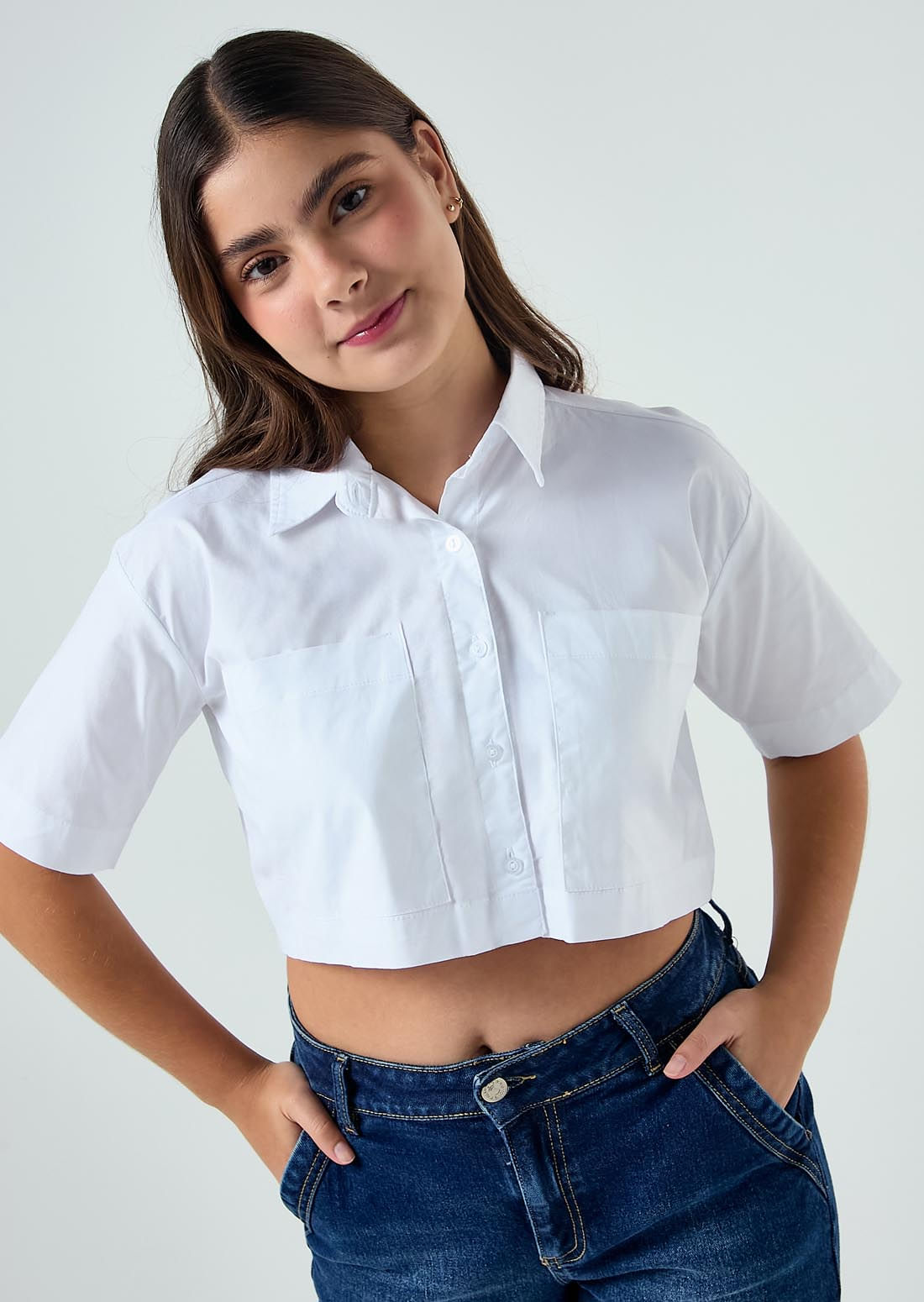 Blusa blanca con bolsillo cuadrado para adolescentes