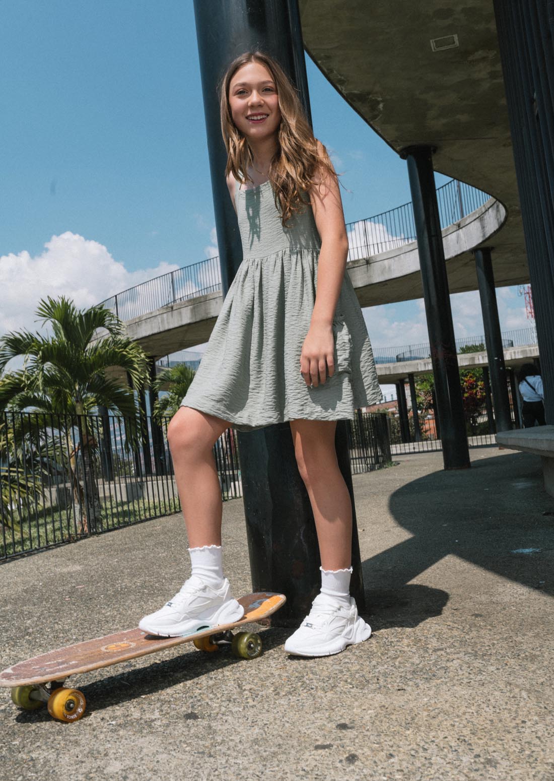 Vestido verde militar con bolsillos para niñas
