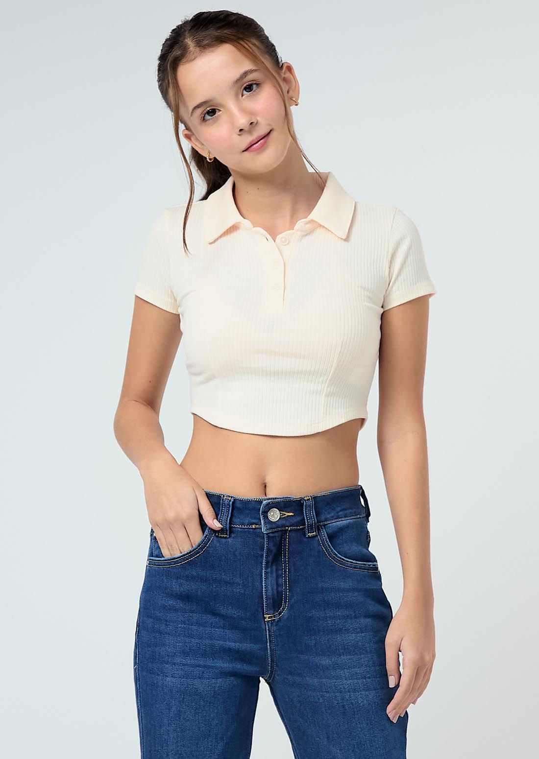 Camiseta beige tipo polo para jóvenes